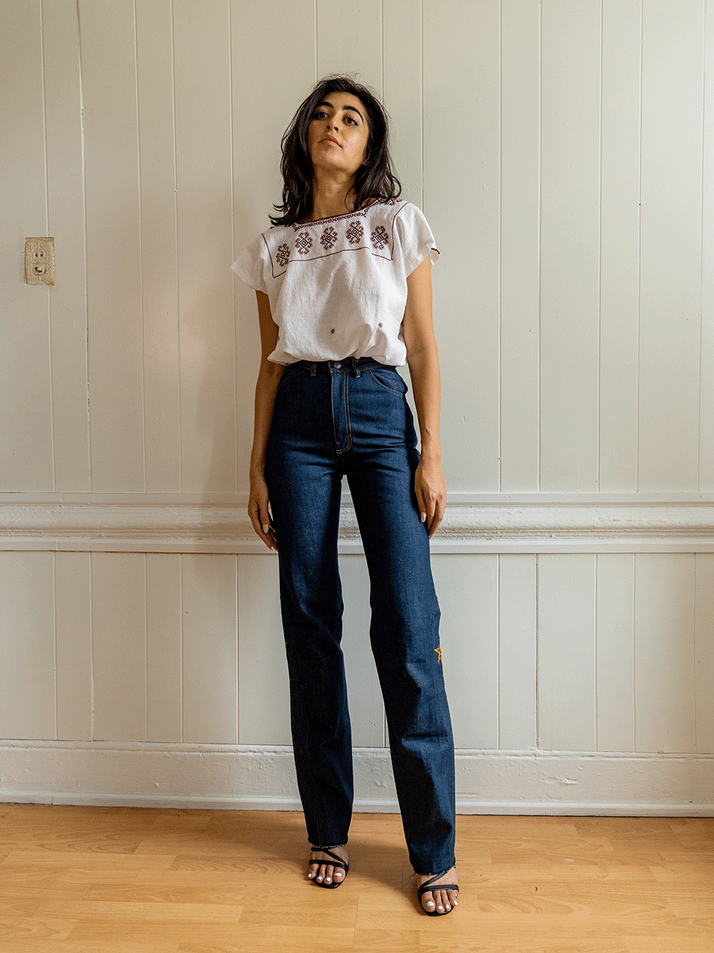 Abejas Embroidered Top